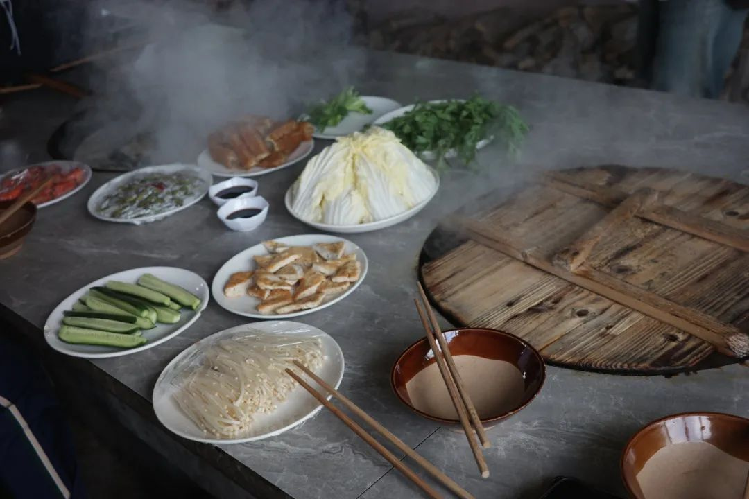 Wenzhou Nova Electronics Team Building Scaling New Heights of Unity at Tianluobei Peak2.jpg